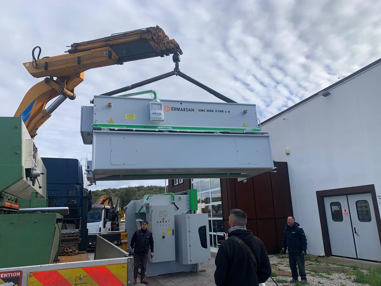 Cesoia Ermaksan CNC HGS 3100 × 6 scaricata con gru presso LM Arredamenti