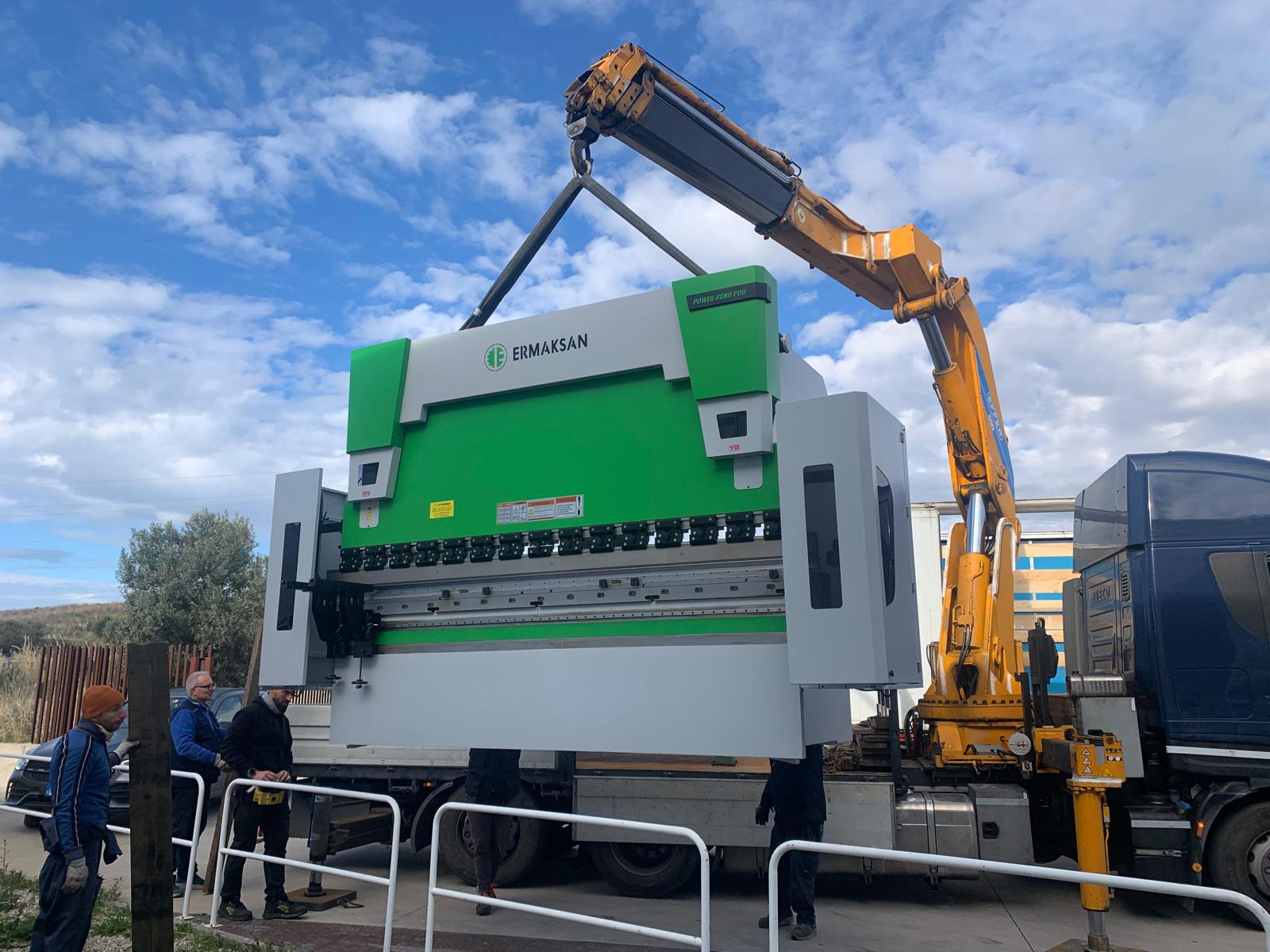 Pressa piegatrice Ermaksan Power Bend Pro scaricata con gru presso LM Arredamenti